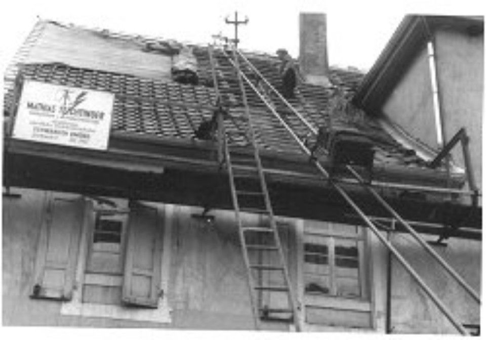 Dachdeckerarbeit schwarz-weiß Aufnahme