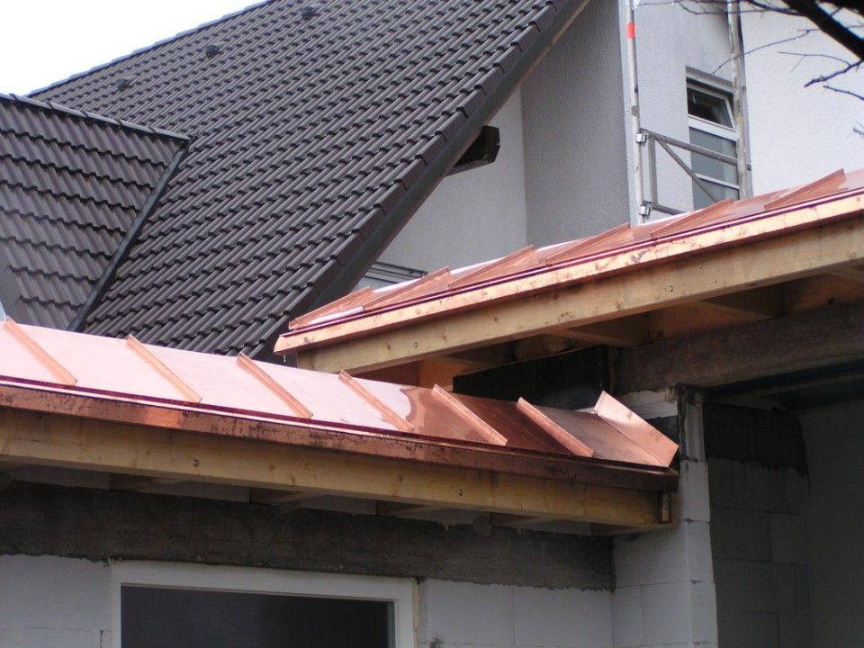 Schwarzes Dach mit Kupferrand
