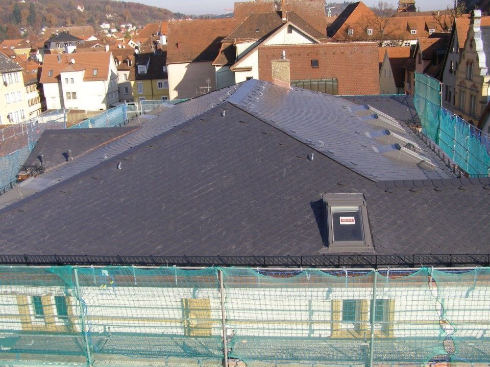 Flaches dunkles Dach