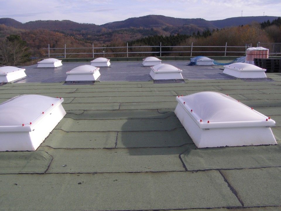 Flachdach mit weißes Aushebungen, die Licht durchlassen