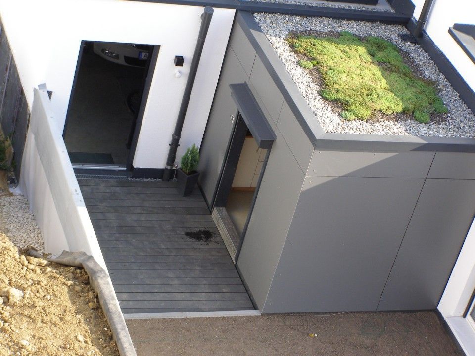 Flaches Dach mit Begrünung über Hauseingang