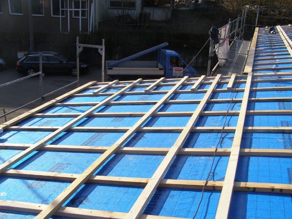 Dachdeckerarbeiten in Arbeit, blaue Plane auf Dach