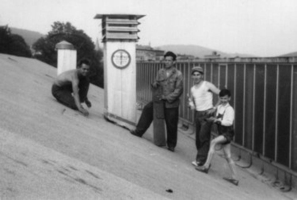 drei Männer bei der Dachdeckerarbeit
