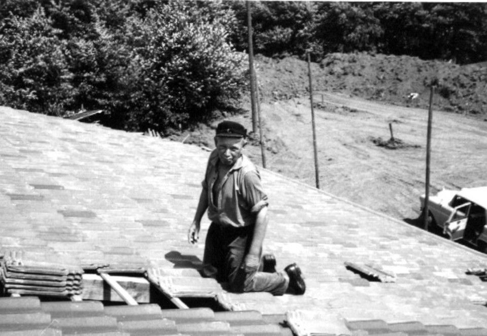 Dachdecker bei der Arbeit im 20. Jahrhundert