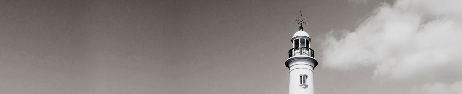 Ein Schwarzweißfoto einer Rakete, die durch einen bewölkten Himmel fliegt.