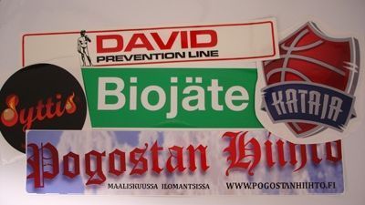 Erilaisia yritysten logoja valkoisella taustalla