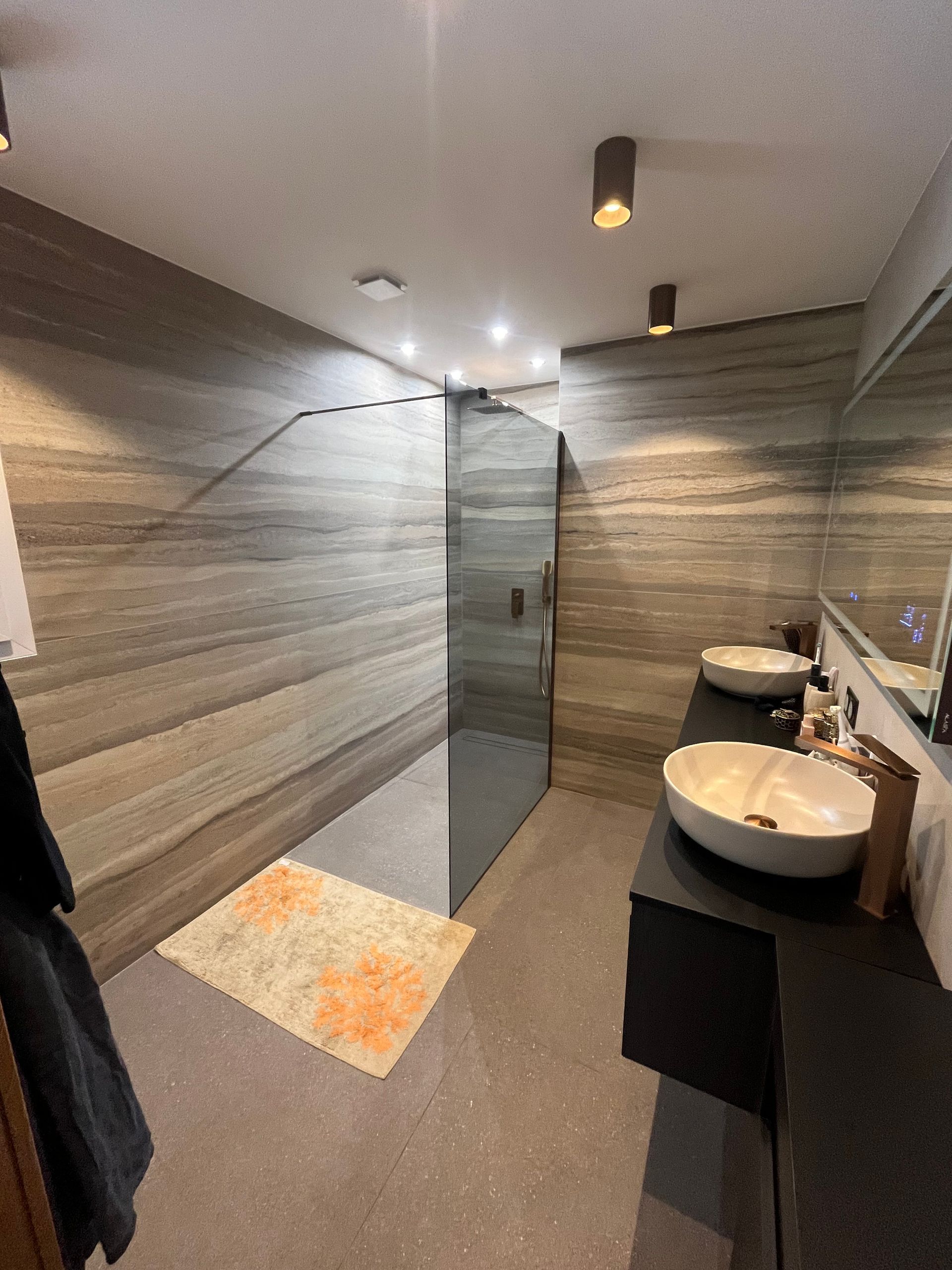 Échantillons de matériaux de comptoir de différentes couleurs et textures affichés.