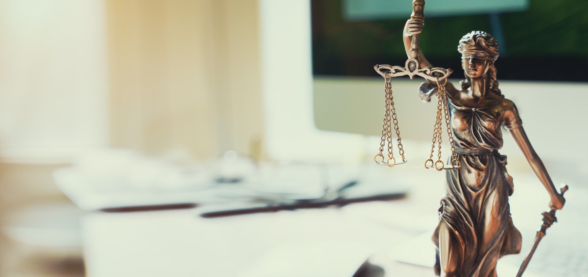 Figur mit Waage für Recht