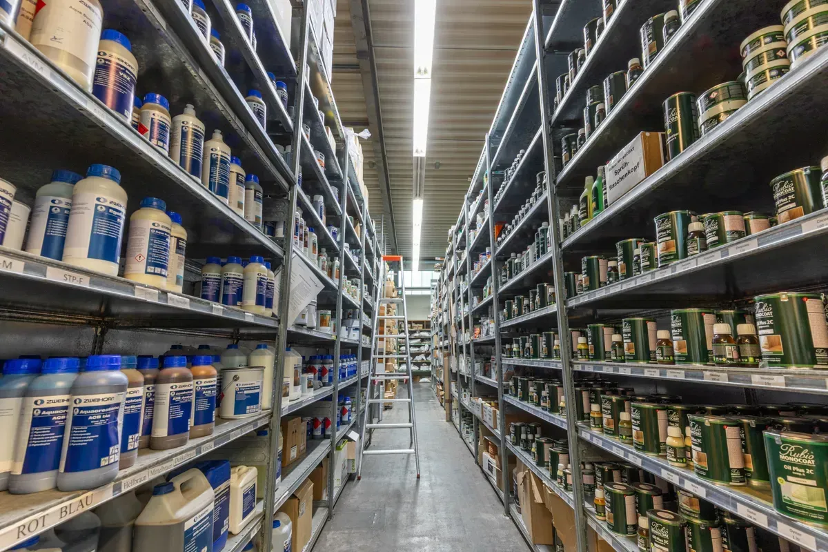 Perspektivische Ansicht eines Lagergangs mit hohen Metallregalen
