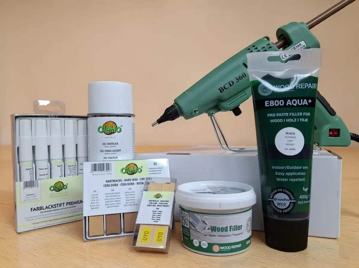 Eine Sammlung von Hobby- und Reparaturwerkzeugen, darunter eine Heißklebepistole und Klebstoffe