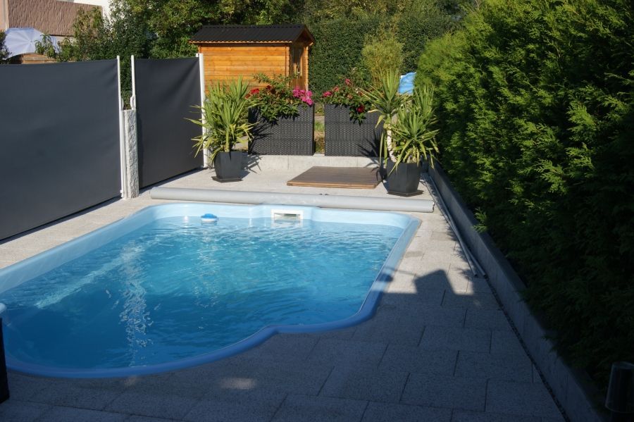 Pflasterung um einen Pool herum