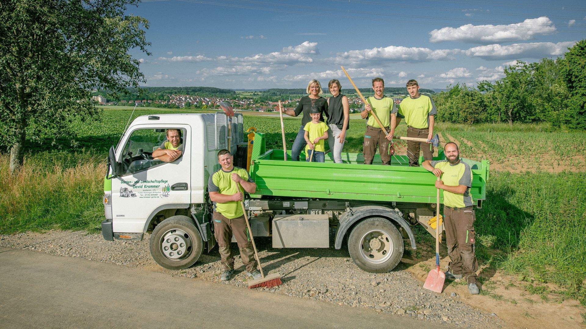 Arbeiter pflanzen Gemüse auf einem Feld an