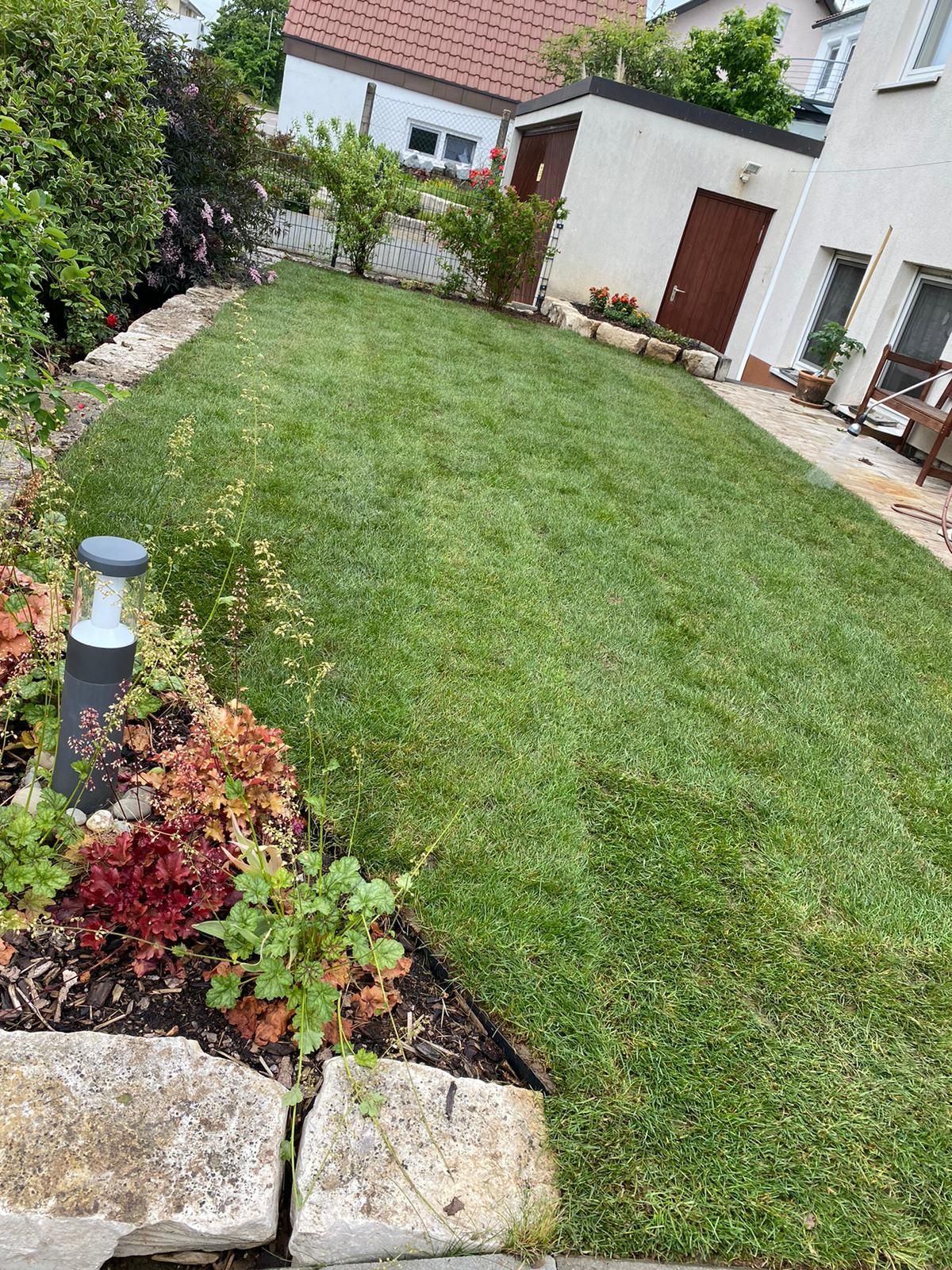 Garten mit Rasenfläche, Gartenbeet, Steineinfassung
