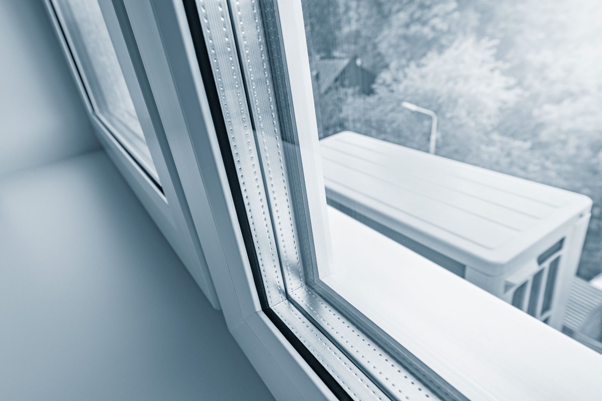 Un primer plano de una ventana con vista a un balcón.