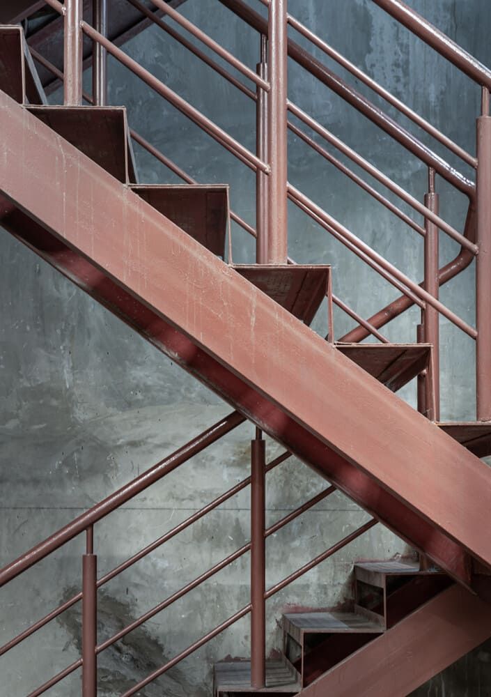Un primer plano de una barandilla de acero inoxidable en un conjunto de escaleras.