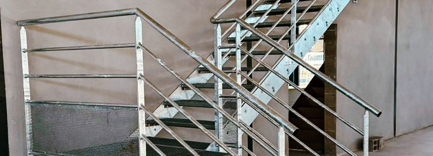 Mirando hacia un cielo nublado a través de un techo de cristal