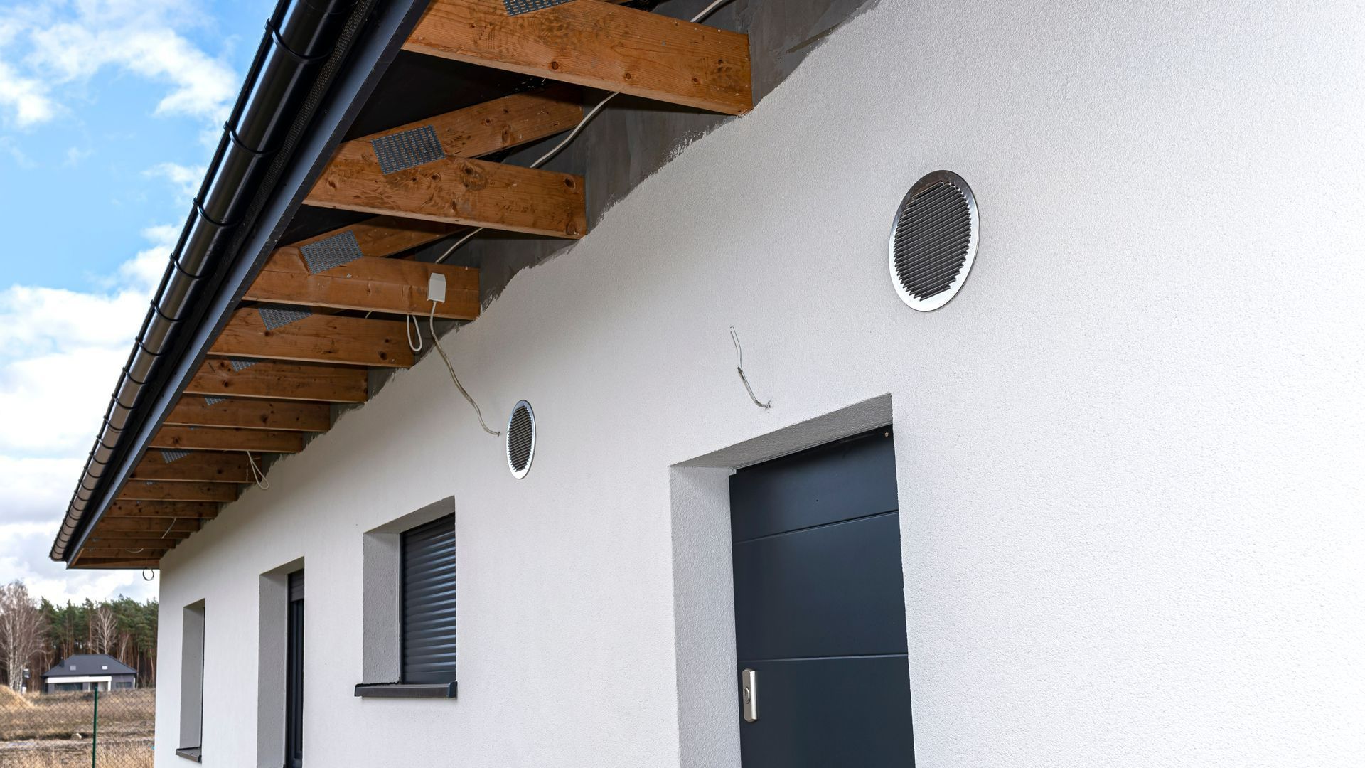 Ventilation mécanique sur la devanture d'une maison