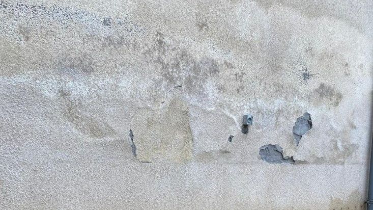 Mur extérieur gorgé d'humidité