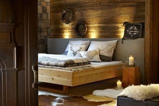 Schlafzimmer mit viel Holz
