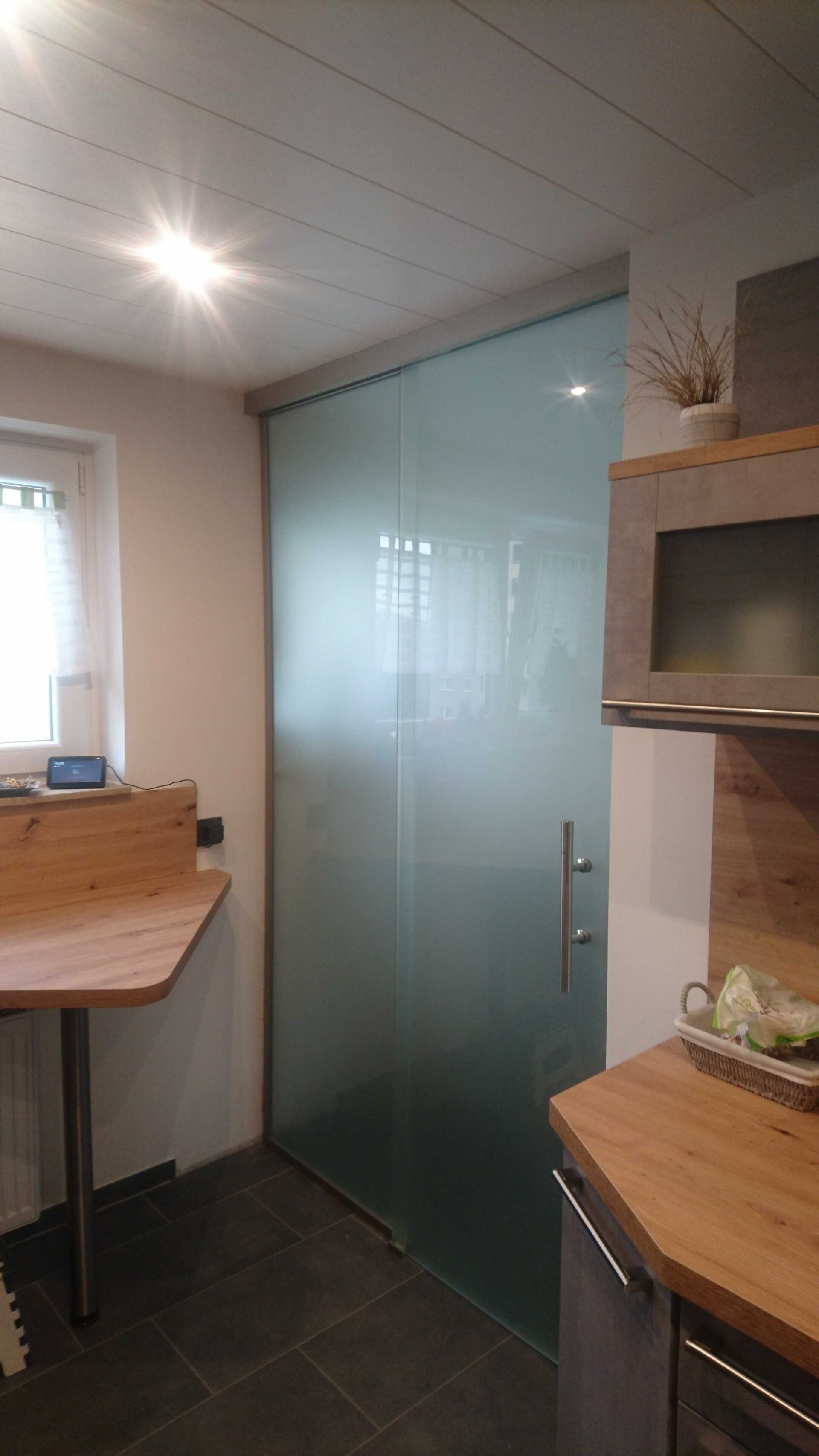 Glastür und Holzmöbel von der Schreinerei Hupfer