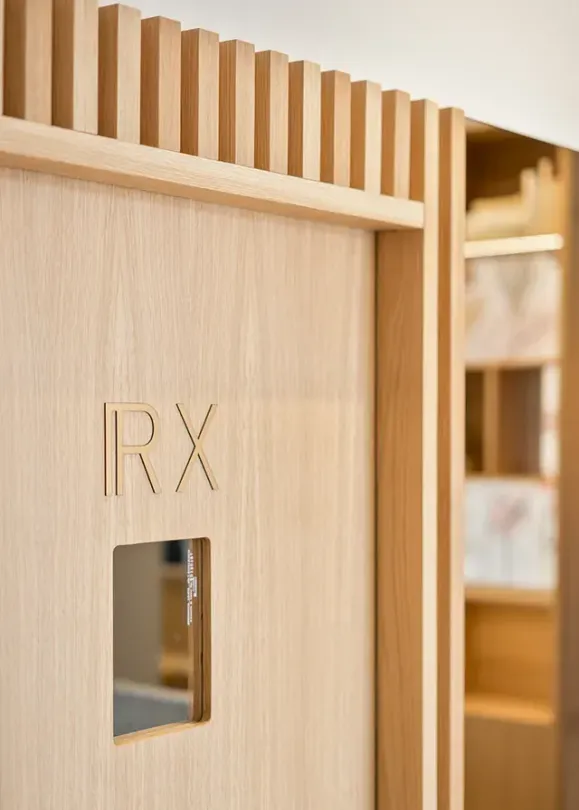 Una puerta de madera con la palabra rx escrita en ella.