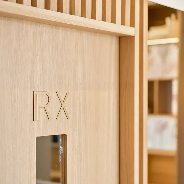 Una puerta de madera con la palabra rx escrita en ella