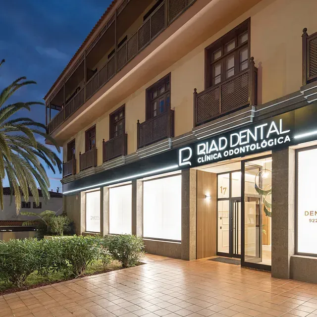 Un edificio con la palabra dental en él.
