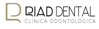 Logotipo para Cl&iacute;nica Dental Riad, negro y dorado. Logotipo en forma de "R", y texto "RIAD DENTAL" y "CL&Iacute;NICA ODONTOL&Oacute;GICA".