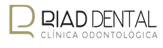 Logotipo para Clínica Dental Riad, negro y dorado. Logotipo en forma de "R", y texto "RIAD DENTAL" y "CLÍNICA ODONTOLÓGICA".