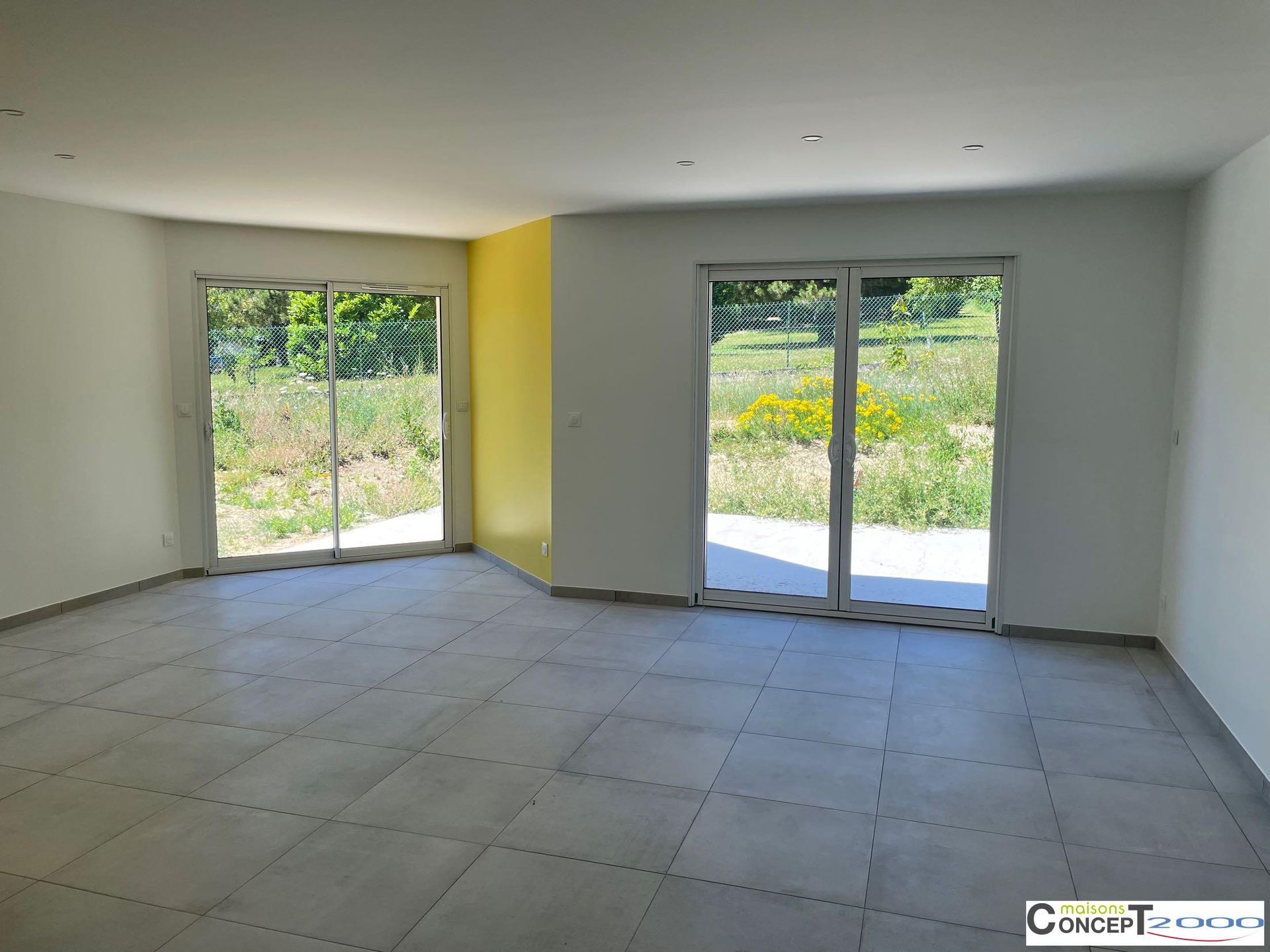 Maison terminée avec du carelage au sol et de la peinture blanche et jaune aux murs