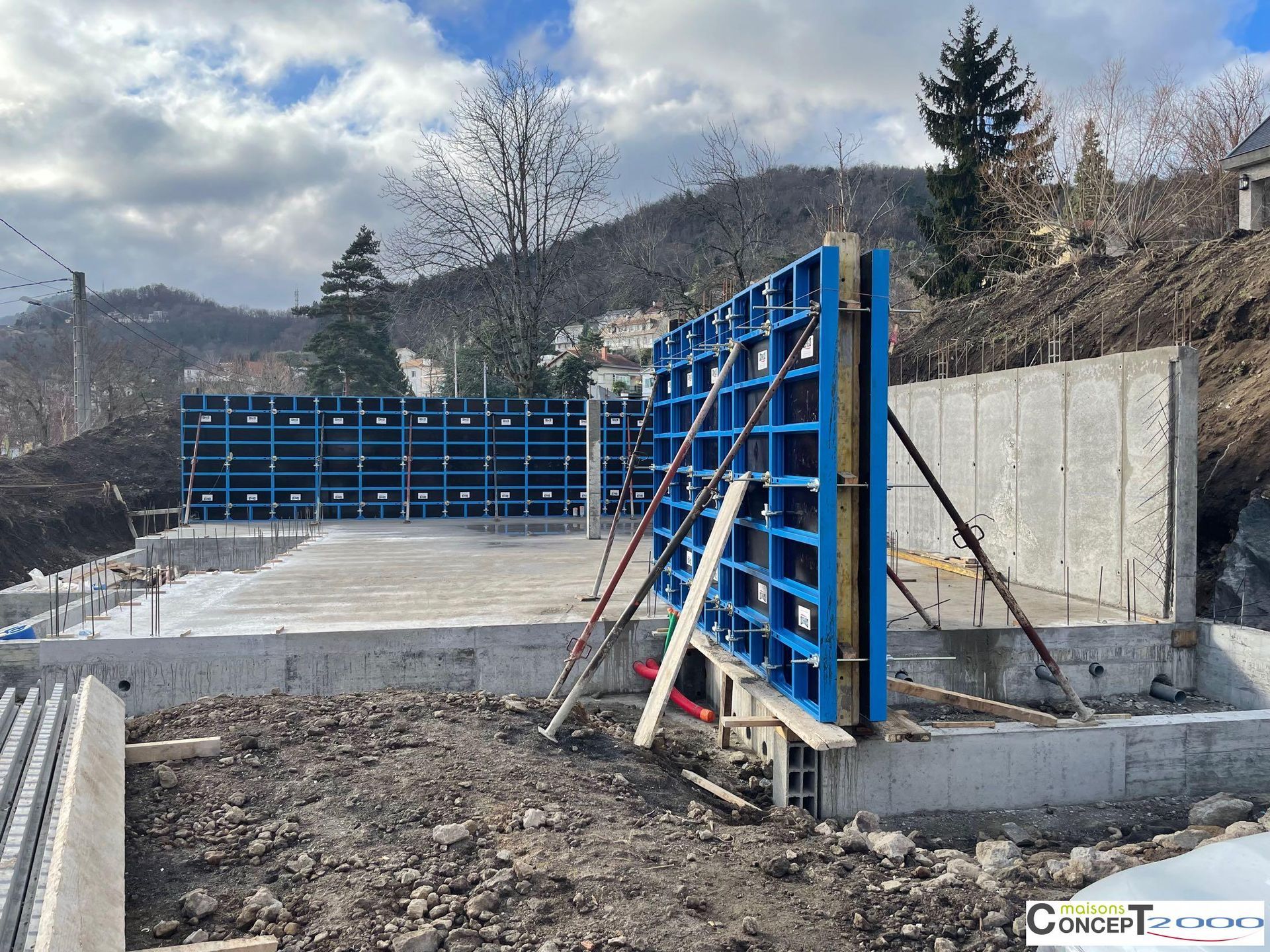 Mise à la verticale des murs, ils sont maintenus dans des étaux bleus