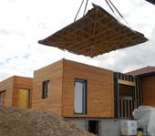 Photo de l'installation d'une charpente de maison en bois