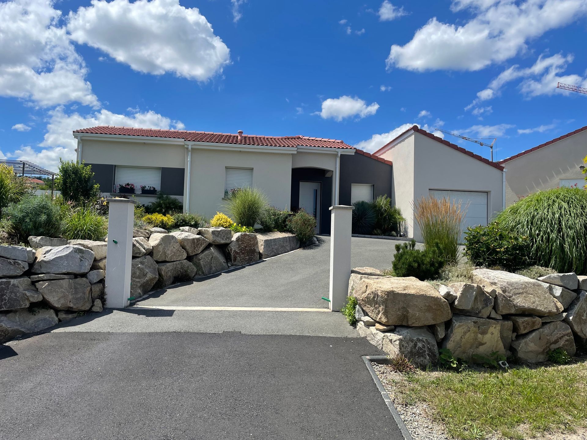 Maison bioclimatique neuve vue de l'entrée de la propriété