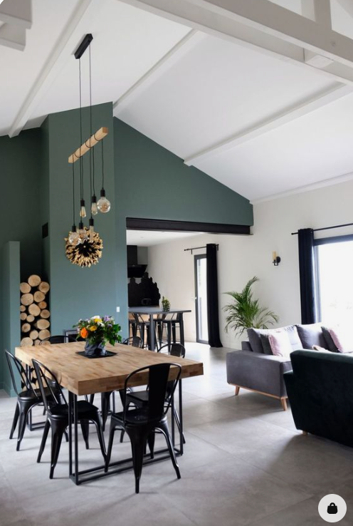 Cuisine ouverte sur salon avec un mur vert