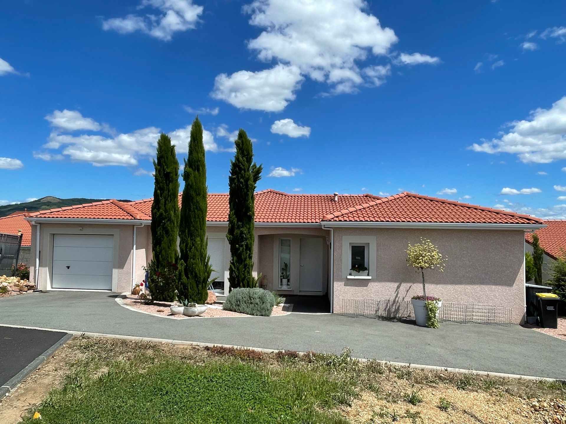 Maison neuve de plain-pied avec toit en tuiles tout juste construite