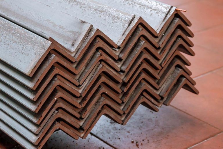 Pila de vigas de acero oxidadas y en ángulo.