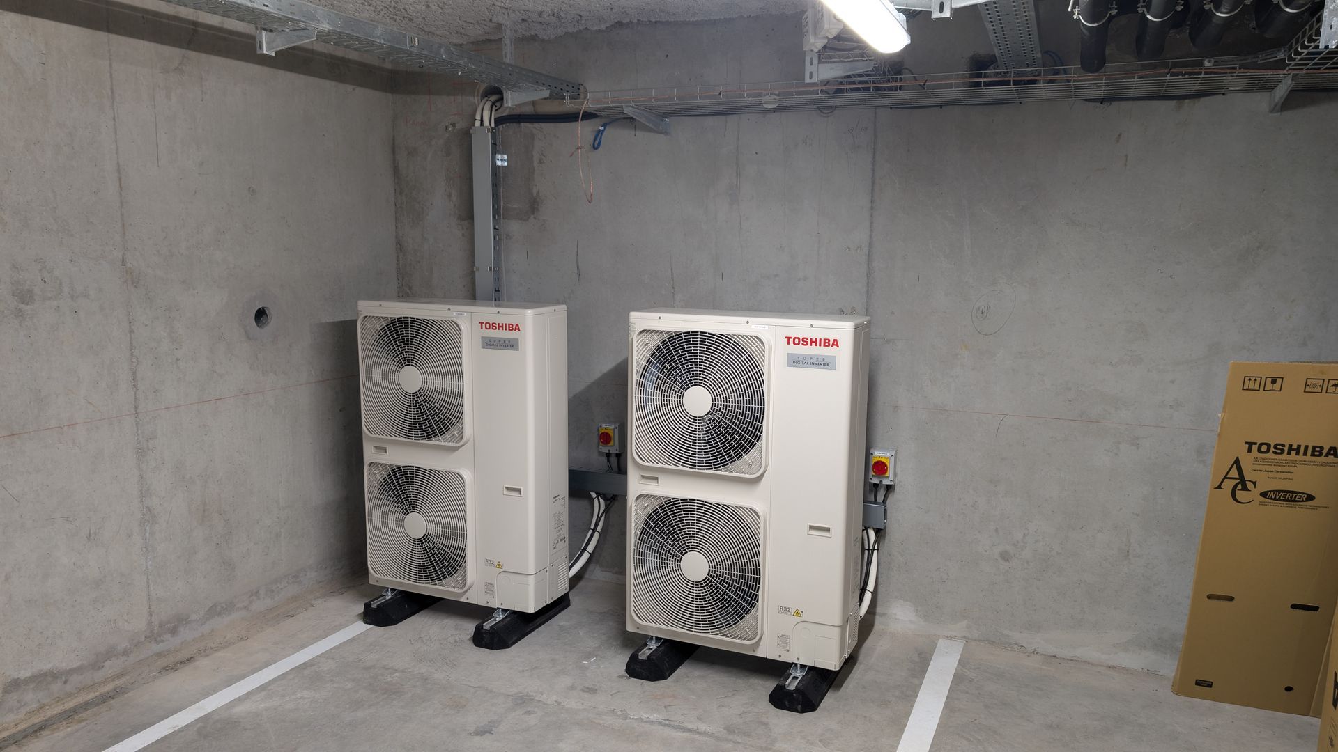 Deux unités de climatiseur dans un garage