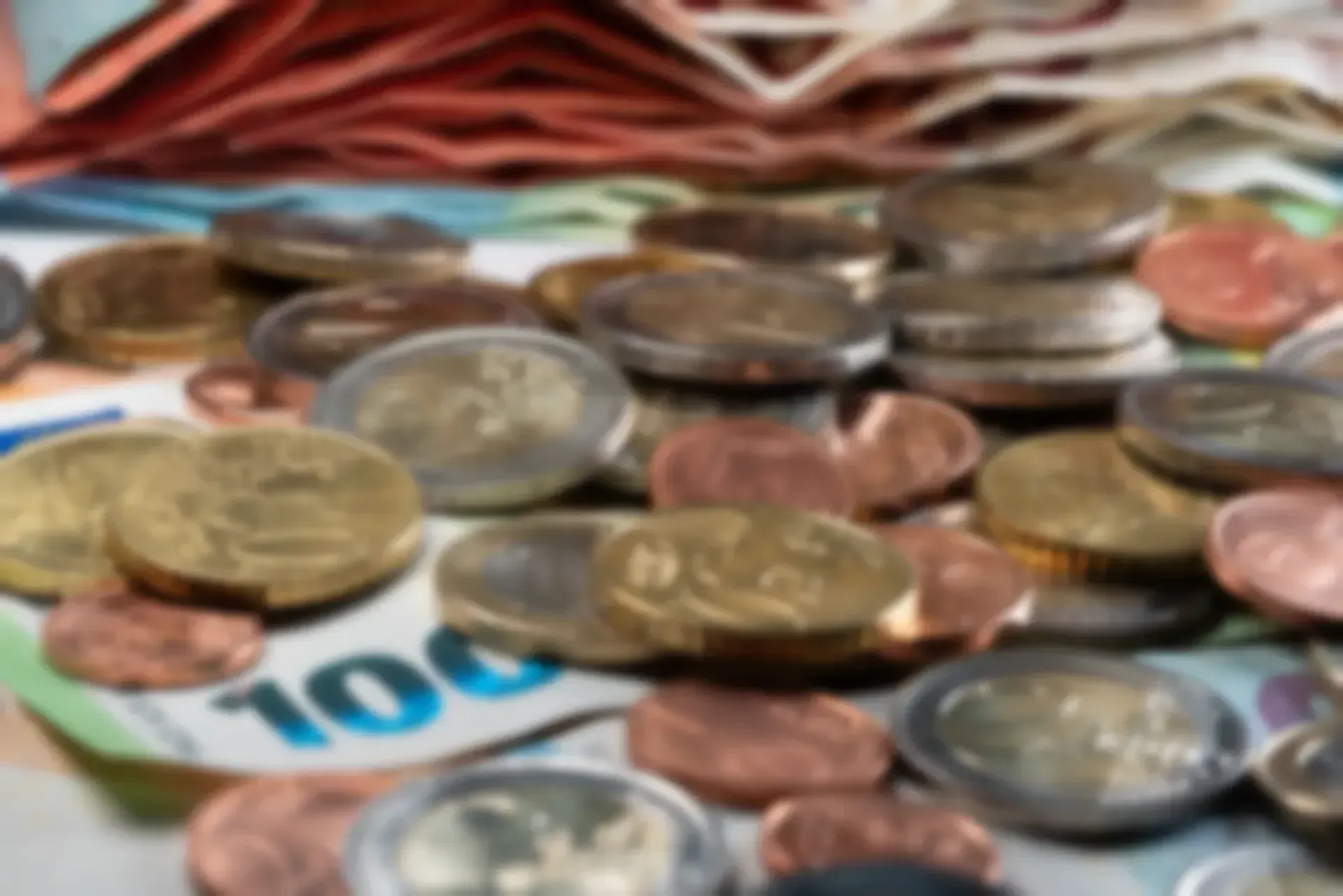 Exterior del edificio de los Juzgados de Toledo, con escaleras de acceso a la entrada, fachada de piedra y detalles en marrón.