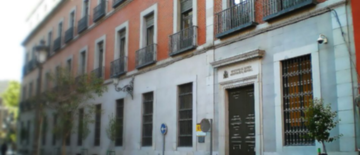 Edificio de juzgados moderno con paredes de cristal y cartel de 