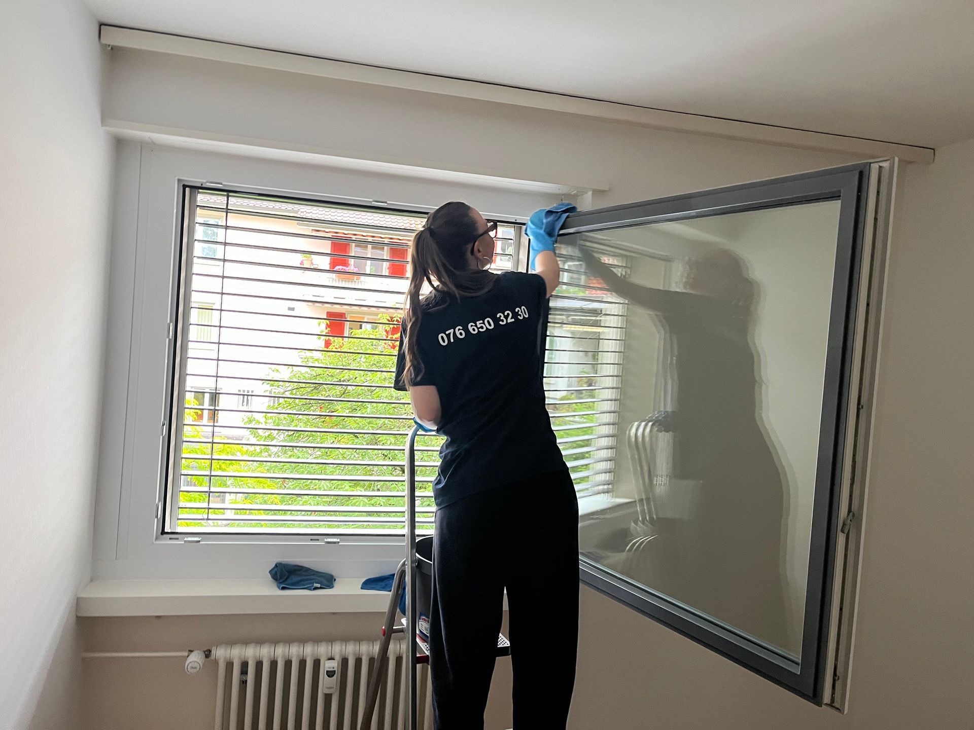 Ein Mann reinigt mit einem Staubsauger einen Teppich.