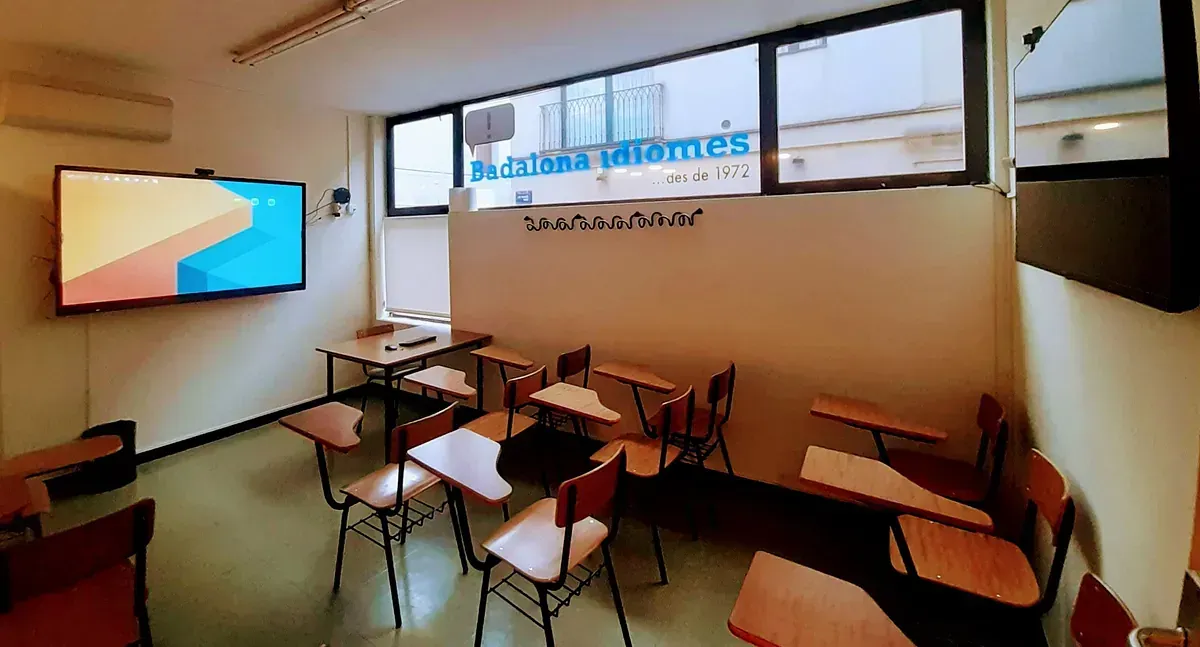 Un aula con un cartel en la pared que dice bizana idiomas