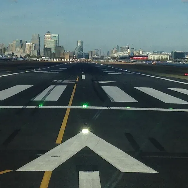 Una pista de aeropuerto con una flecha apuntando hacia la derecha