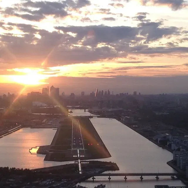 El sol se está poniendo sobre una gran masa de agua.