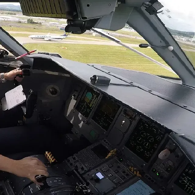 Una persona está sentada en la cabina de un avión.