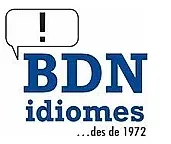 Un logotipo para bdn idiomas con un signo de exclamación dentro de una burbuja de diálogo.