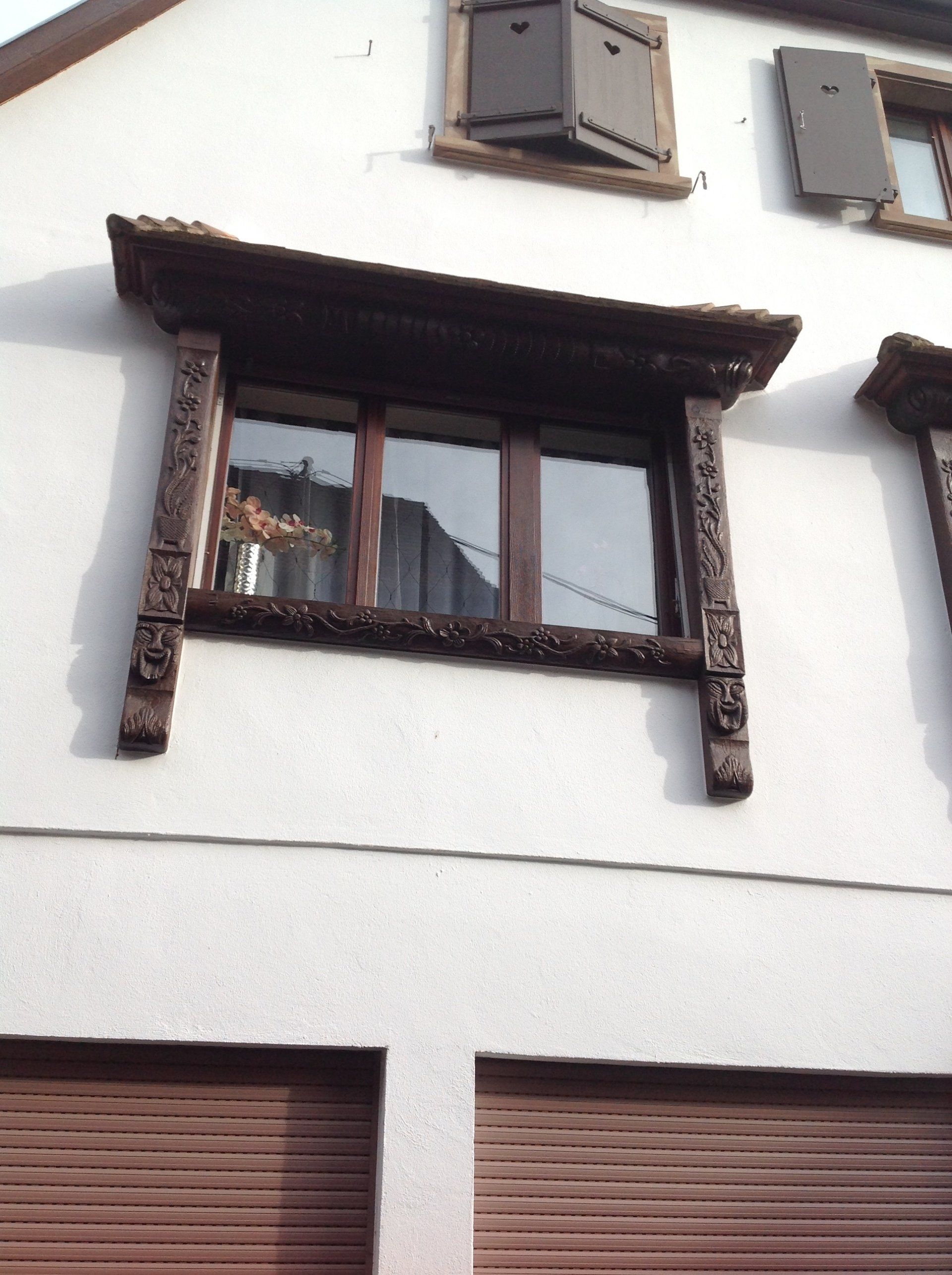 Encadrement sculpté de fenêtre