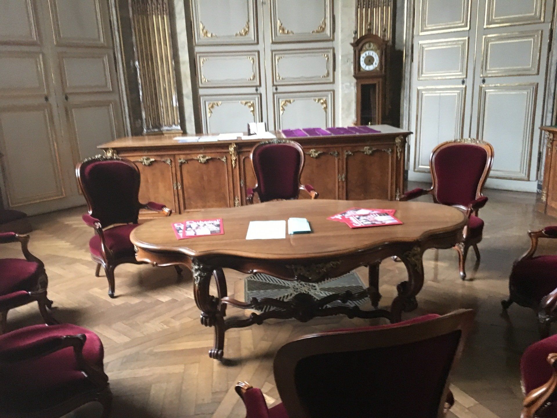 Table et mobiliers divers