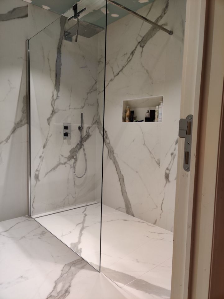 Marmer in badkamer