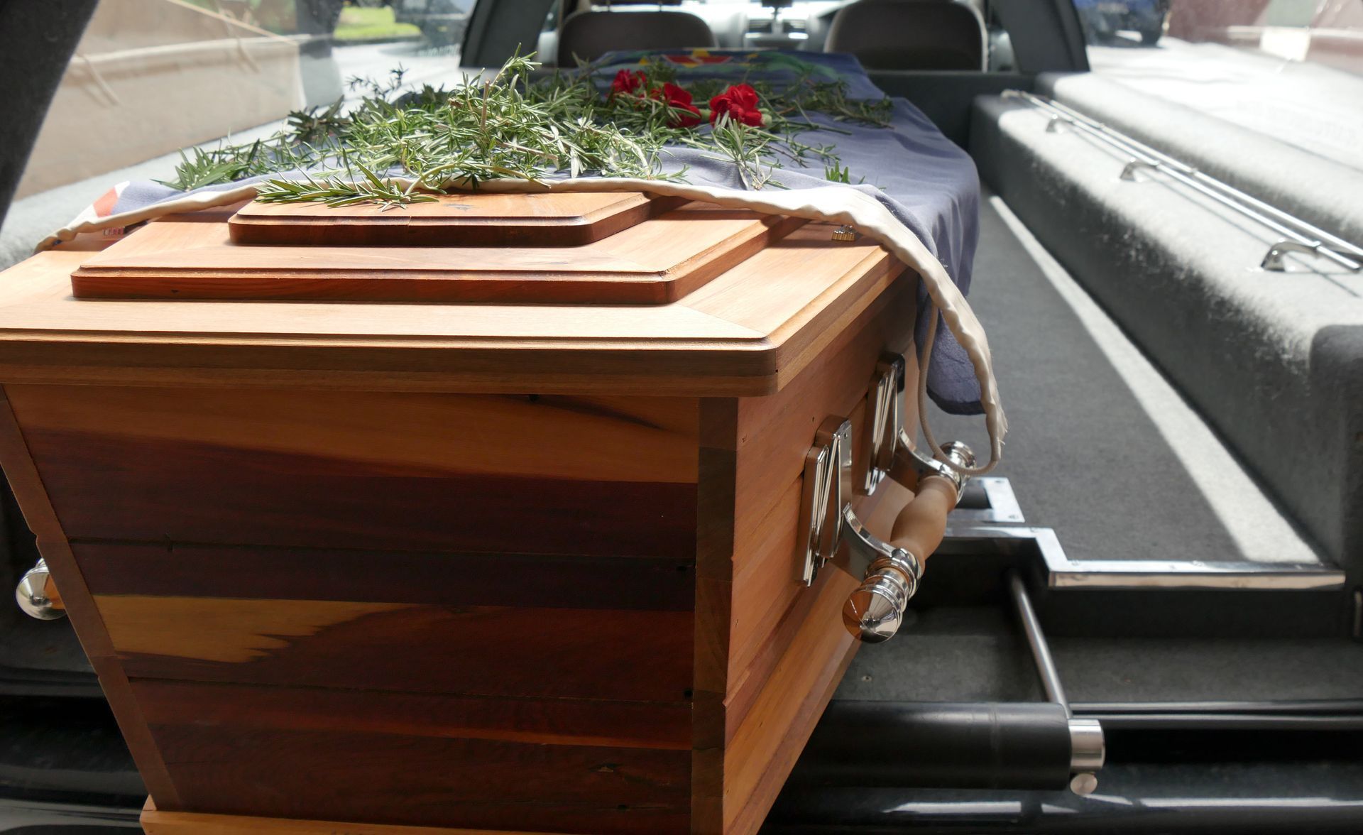 Cercueil avec un drap et des roses dans un coffre