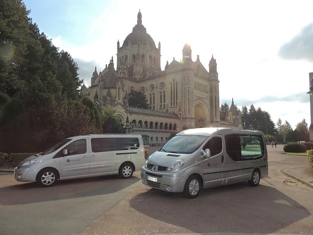Deux véhicules devant une église